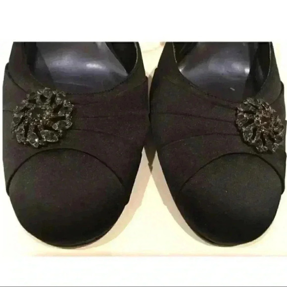 Valerie Stevens Lillian Navy Pumps With Broach - Picture 3 of 8